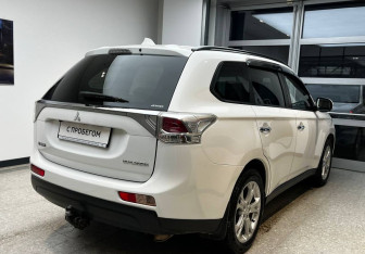 Подержанный автомобиль Mitsubishi Outlander 2013 года (6 фото)