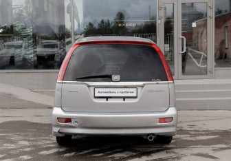 Подержанный автомобиль Honda Stream 2002 года (6 фото)