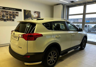 Подержанный автомобиль Toyota RAV4 2013 года (5 фото)