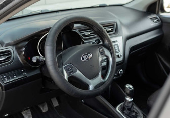 Подержанный автомобиль Kia Rio Sedan 2016 года (11 фото)