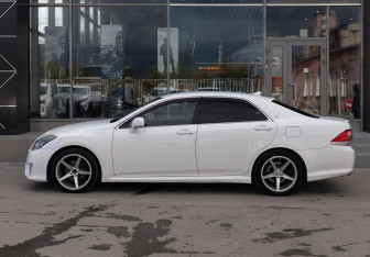 Подержанный автомобиль Toyota Crown Sedan 2010 года (8 фото)