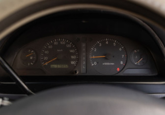 Подержанный автомобиль Toyota Ipsum 1996 года (12 фото)