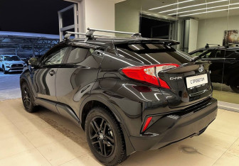 Подержанный автомобиль Toyota C-HR 2019 года (7 фото)