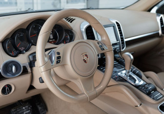 Подержанный автомобиль Porsche Cayenne 2014 года (11 фото)