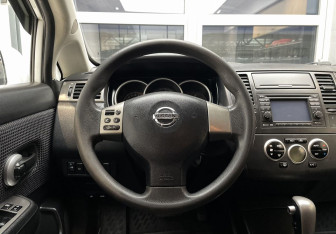 Подержанный автомобиль Nissan Tiida Hatchback 2011 года (12 фото)