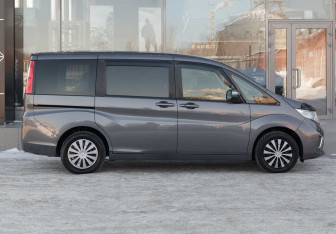 Подержанный автомобиль Honda Stepwgn 2016 года (4 фото)