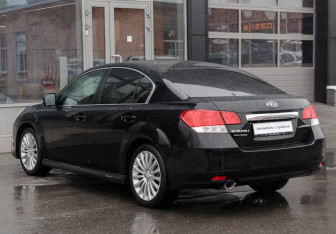 Подержанный автомобиль Subaru Legacy Sedan 2011 года (7 фото)