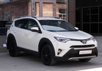 Подержанный автомобиль Toyota RAV4 2017 года (3 фото)