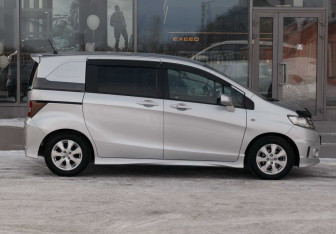 Подержанный автомобиль Honda Freed 2010 года (4 фото)