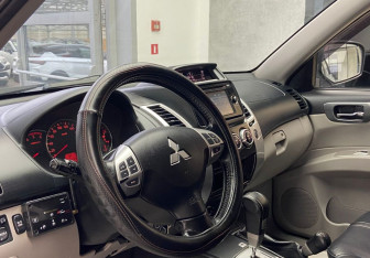 Подержанный автомобиль Mitsubishi Pajero Sport 2014 года (10 фото)