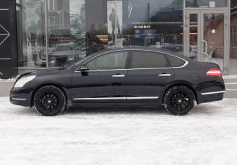 Подержанный автомобиль Nissan Teana 2010 года (8 фото)