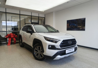 Подержанный автомобиль Toyota RAV4 2025 года (3 фото)