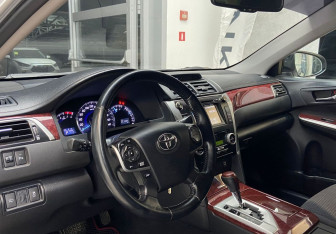 Подержанный автомобиль Toyota Camry Sedan 2012 года (8 фото)