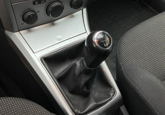 Подержанный автомобиль Opel Astra Hatchback 2011 года (9 фото)