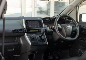 Подержанный автомобиль Toyota Wish Minivan 2013 года (10 фото)