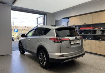 Подержанный автомобиль Toyota RAV4 2018 года (6 фото)