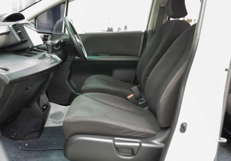 Подержанный автомобиль Honda Freed 2011 года (20 фото)