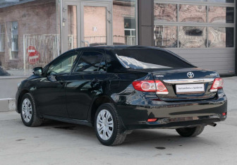 Подержанный автомобиль Toyota Corolla Sedan 2013 года (7 фото)