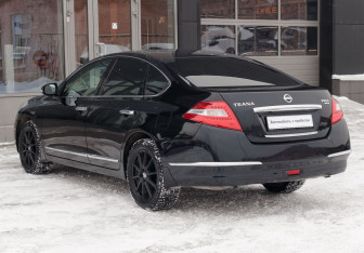 Подержанный автомобиль Nissan Teana 2010 года (7 фото)