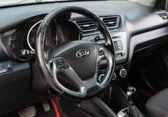 Подержанный автомобиль Kia Rio Sedan 2015 года (11 фото)