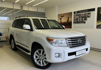 Подержанный автомобиль Toyota Land Cruiser Suv 2014 года (3 фото)