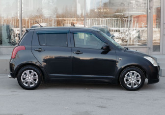 Подержанный автомобиль Suzuki Swift Hatchback 2005 года (4 фото)