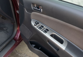 Подержанный автомобиль Toyota Wish Compactvan 2007 года (15 фото)