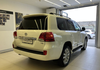 Подержанный автомобиль Toyota Land Cruiser Suv 2014 года (4 фото)