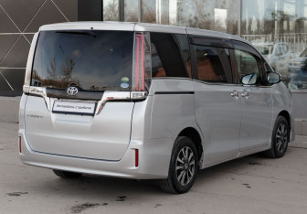 Подержанный автомобиль Toyota Esquire 2019 года (5 фото)