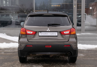 Подержанный автомобиль Mitsubishi ASX 2011 года (6 фото)