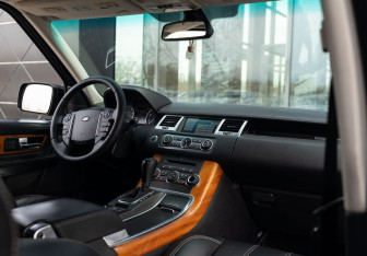 Подержанный автомобиль Land Rover Range Rover Sport 2009 года (16 фото)