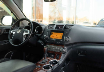 Подержанный автомобиль Toyota Highlander 2011 года (10 фото)