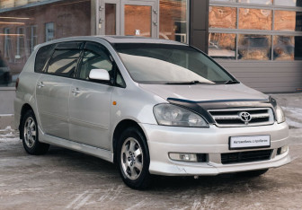 Подержанный автомобиль Toyota Ipsum 2001 года (3 фото)