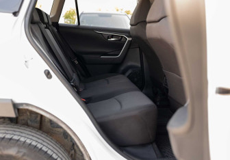 Подержанный автомобиль Toyota RAV4 2020 года (18 фото)