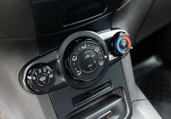 Подержанный автомобиль Ford Fiesta Sedan 2017 года (16 фото)