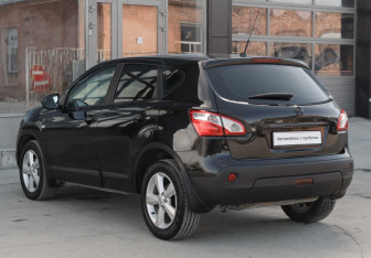 Подержанный автомобиль Nissan Qashqai 2011 года (7 фото)