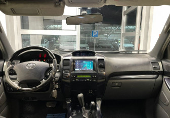 Подержанный автомобиль Toyota Land Cruiser Prado 2003 года (11 фото)