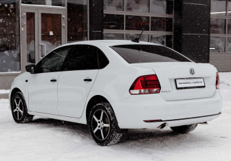 Подержанный автомобиль Volkswagen Polo Sedan 2017 года (7 фото)