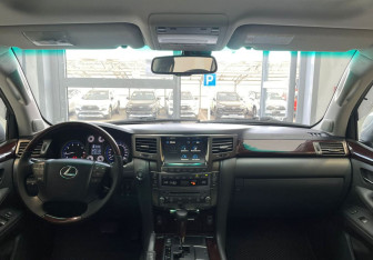 Подержанный автомобиль Lexus LX 2008 года (15 фото)