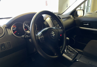 Подержанный автомобиль Suzuki Grand Vitara 2010 года (7 фото)