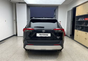Подержанный автомобиль Toyota RAV4 2025 года (5 фото)