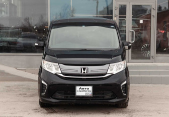 Подержанный автомобиль Honda Stepwgn 2016 года (2 фото)