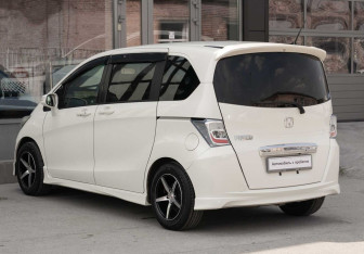 Подержанный автомобиль Honda Freed 2011 года (7 фото)
