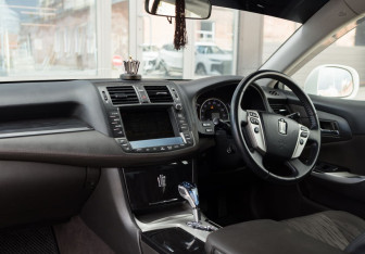 Подержанный автомобиль Toyota Crown Sedan 2010 года (10 фото)