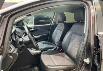 Подержанный автомобиль Opel Astra Sedan 2014 года (11 фото)