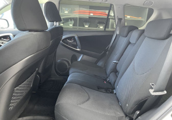 Подержанный автомобиль Toyota RAV4 2010 года (9 фото)