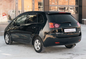 Подержанный автомобиль Mitsubishi Colt Wagon 2006 года (7 фото)