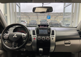 Подержанный автомобиль Mitsubishi Pajero Sport 2014 года (11 фото)