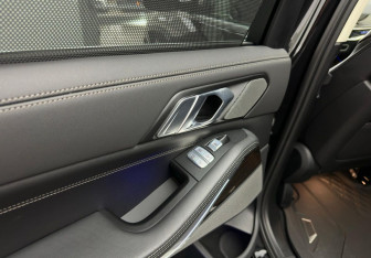 Подержанный автомобиль BMW X7 2023 года (11 фото)