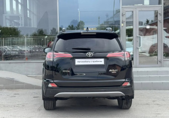 Подержанный автомобиль Toyota RAV4 2018 года (5 фото)